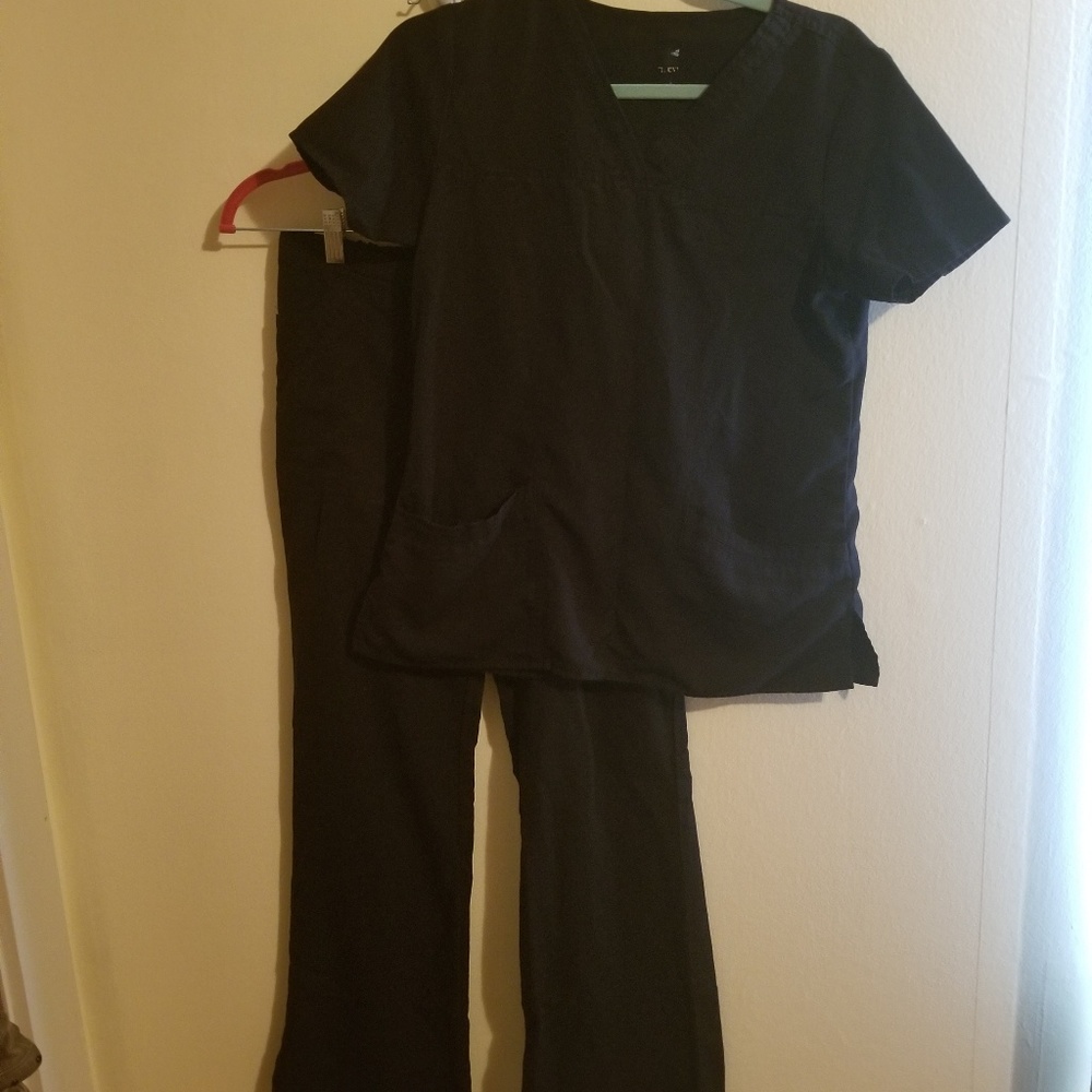 Maevn scrub set